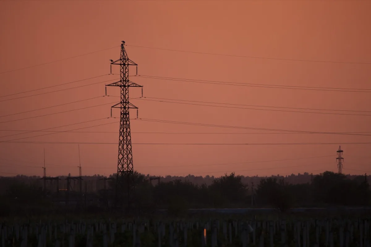 Torre de transmissão de energia ao entardecer